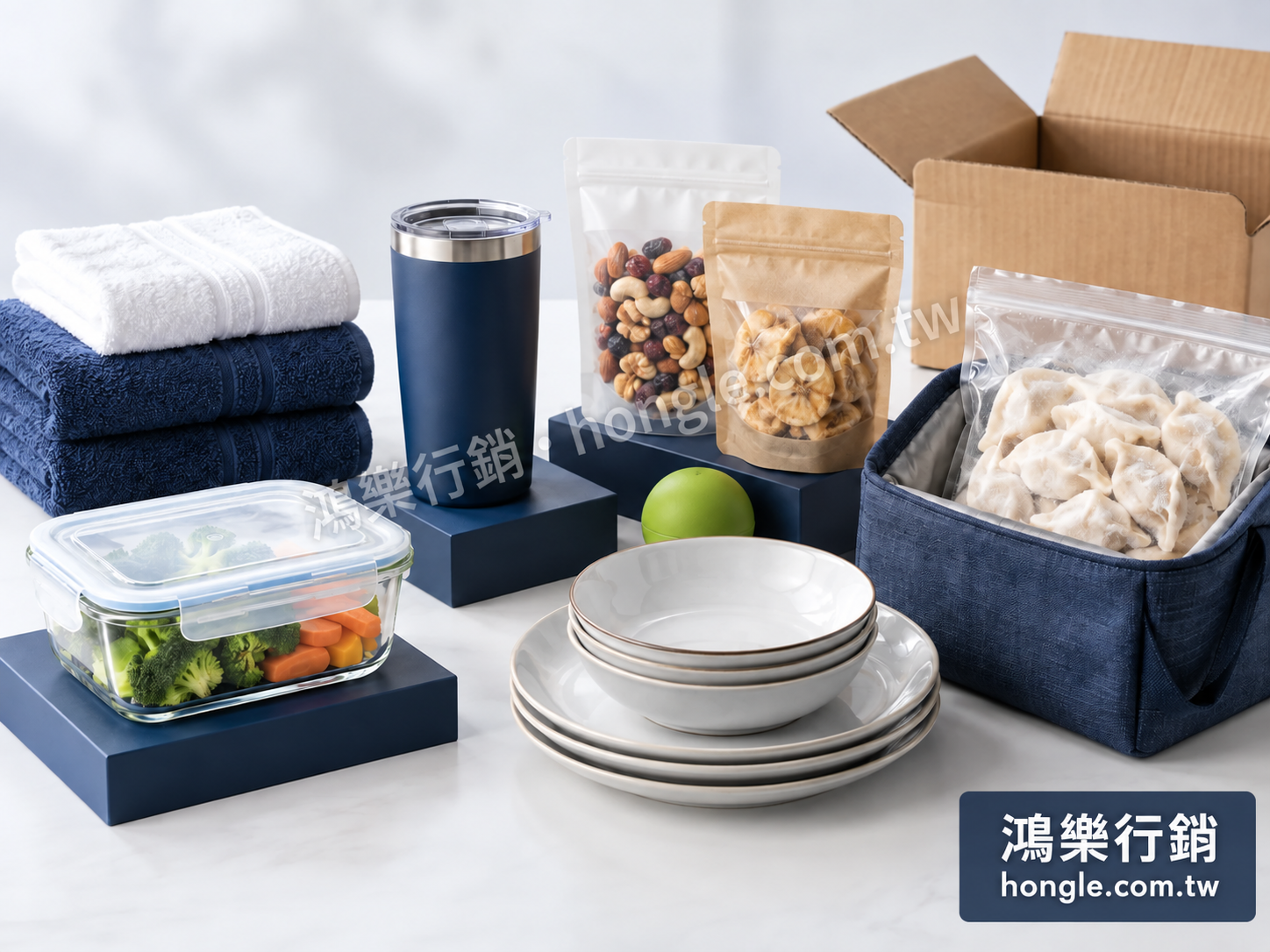 毛巾、隨行杯、保鮮盒與餐具等生活百貨選品情境，附鴻樂行銷與官網網址浮水印