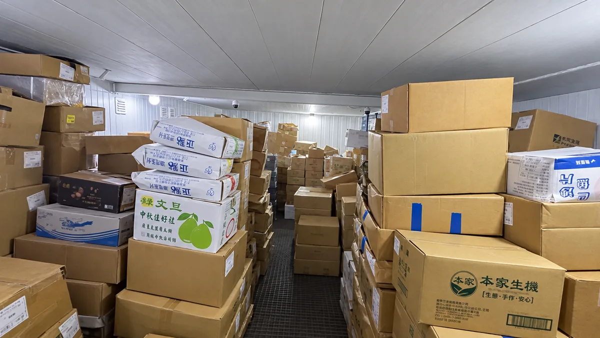鴻樂行銷箱裝商品儲放，照片修飾版